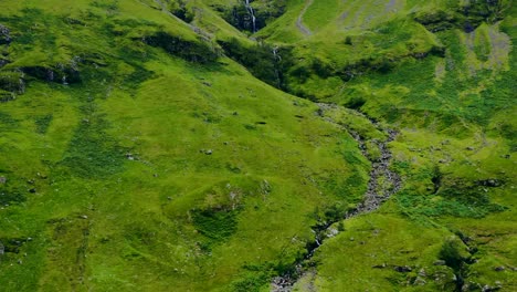 Luftdrohnenaufnahme-Von-Downhill-Stream-In-Glen-Coe