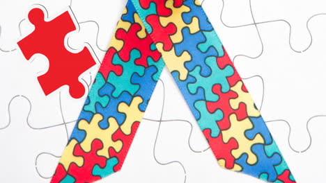 animación de rompecabezas rojos y amarillos que caen sobre la cinta en rompecabezas de concienciación sobre el autismo