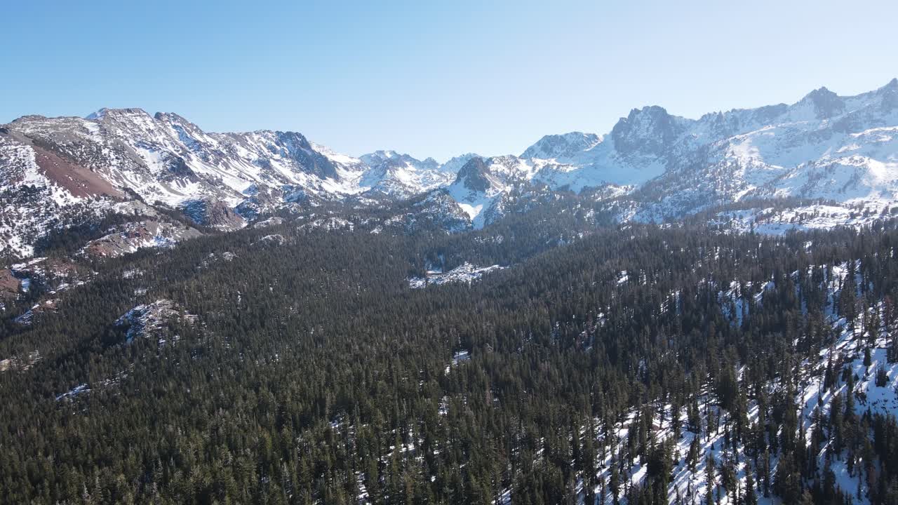 drone volando hacia montañas nevadas en mammoth lakes california