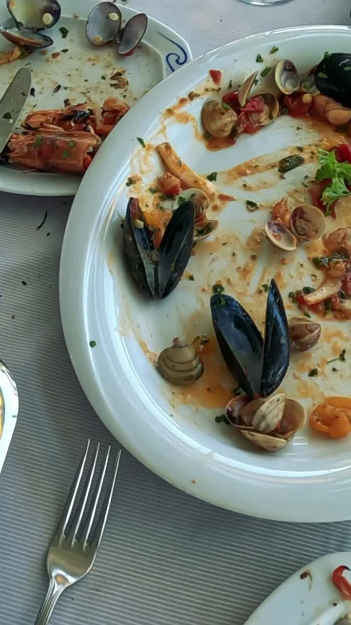 과 포도주 를 마시며 식사를 즐기고 있다