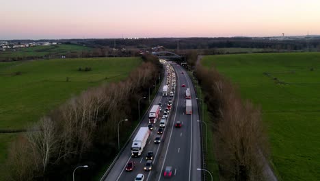 Drone-Aéreo-De-Lapso-De-Tiempo-Disparado-Sobre-La-Carretera-En-Luxemburgo-En-Hora-Punta