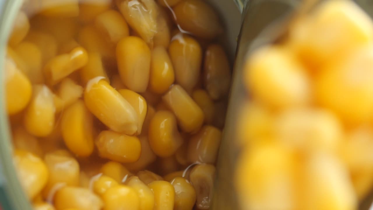 maíz enlatado en una lata