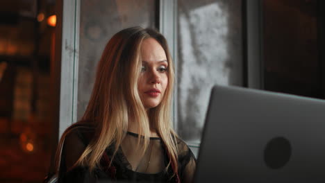 Cerca-De-Manos-De-Mujer-Usando-Un-Teléfono-Móvil-Y-Una-Computadora-Portátil-Con-Una-Pantalla-De-Espacio-De-Copia-En-Blanco-Para-Su-Mensaje-De-Texto-Publicitario-O-Negocio-De-Contenido-En-El-Efecto-Vintage.