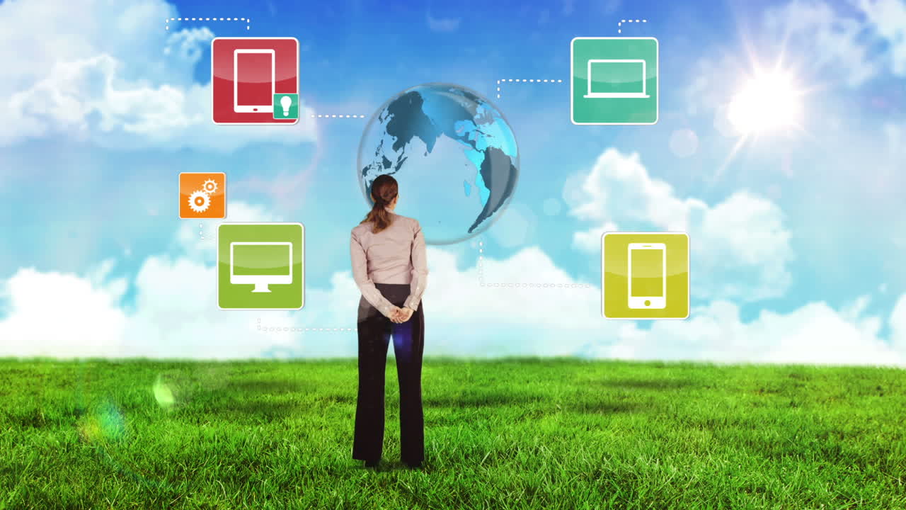 mujer de negocios mirando una tormenta de ideas digitales