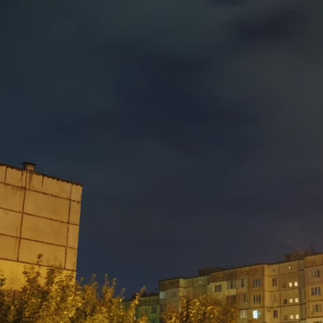 tormenta con lluvia y relámpagos sobre una zona residencial con edificios de varias plantas
