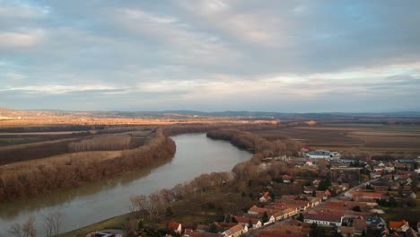 Drohnenaufnahmen-Aus-Dunabogdany,-Ungarn-An-Der-Donau,-Aufgenommen-Mit-Einem-DJI-Spark-In-1080p-30fps