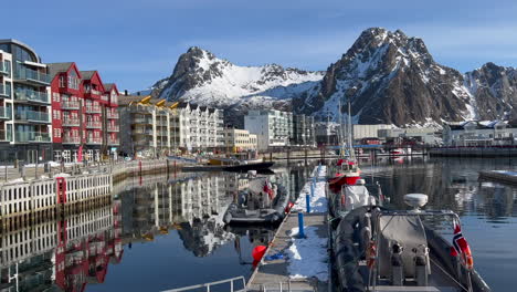 vista pacífica del puerto de svolvaer en un día soleado, edificios que se reflejan en la superficie del agua, isla de lofoten, noruega 4k
