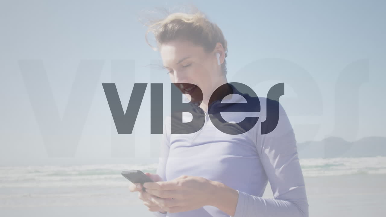 animación de vibraciones texto sobre mujer usando teléfono inteligente haciendo ejercicio en la playa