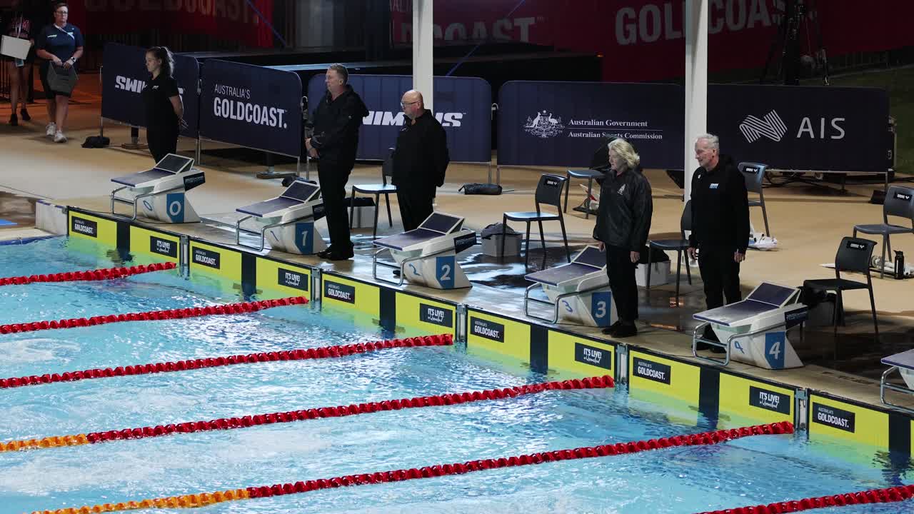 선수들은 경쟁 경주에서 다이빙과 수영을 합니다.