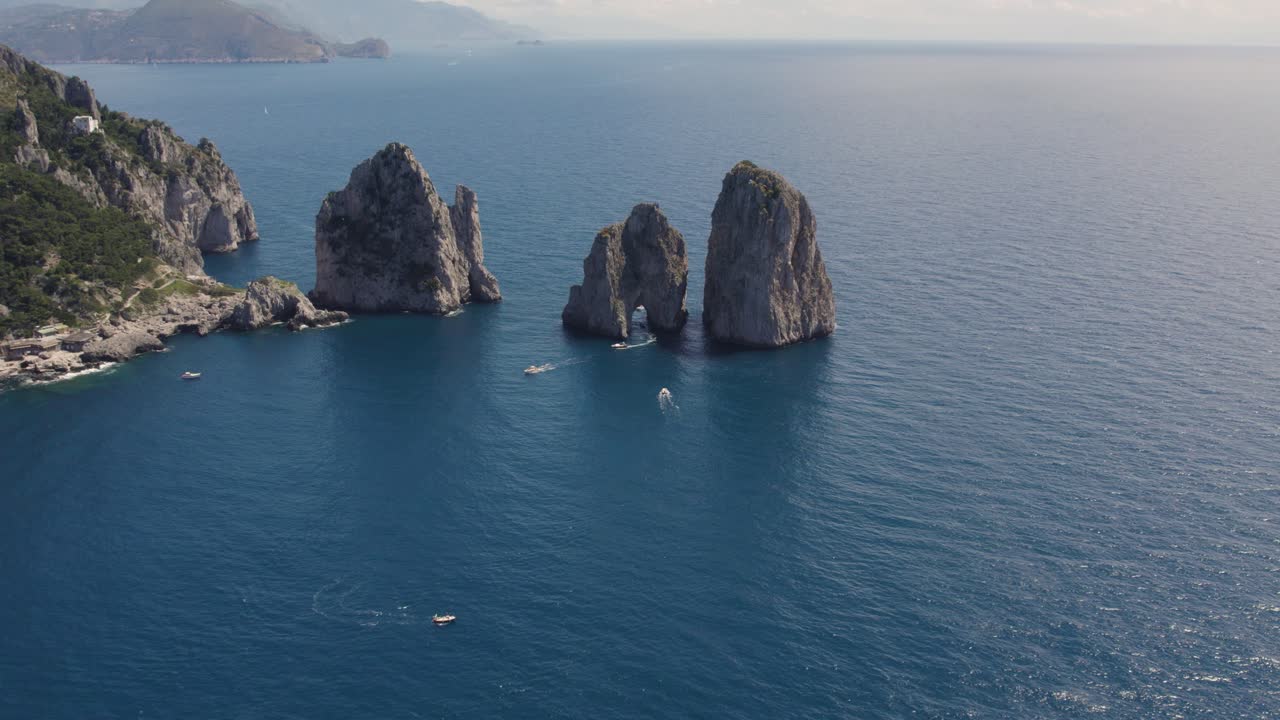 famoso destino turístico de italia: faraglioni rocas en la costa de capri, isla - antena