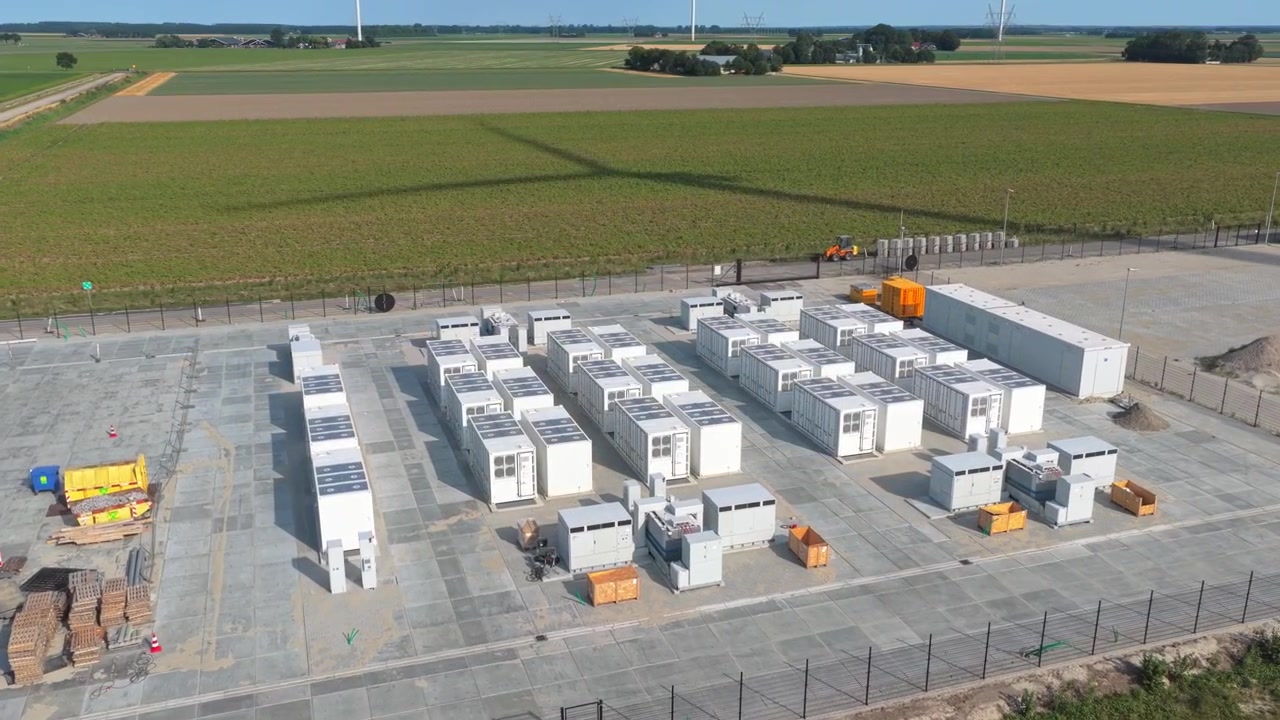 Vista aérea de uma instalação industrial de sistema de armazenamento de energia por baterias.