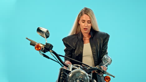 deporte, fresco y motocicleta con mujer en el estudio