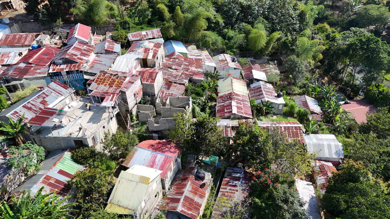 fotografía aérea de un vecindario pobre con techo oxidado en un suburbio tropical de la república dominicana