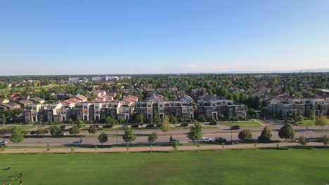 avión no tripulado volando paralelo a las casas en el suburbio de stapleton de la ciudad de denver, colorado durante la hora dorada en verano