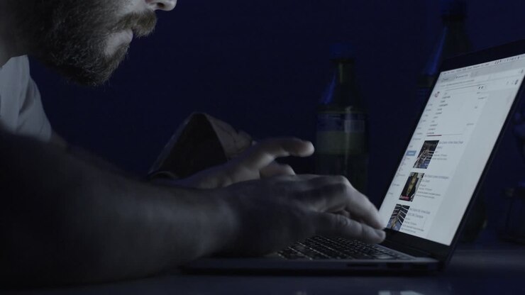 Persona che usa il laptop di notte