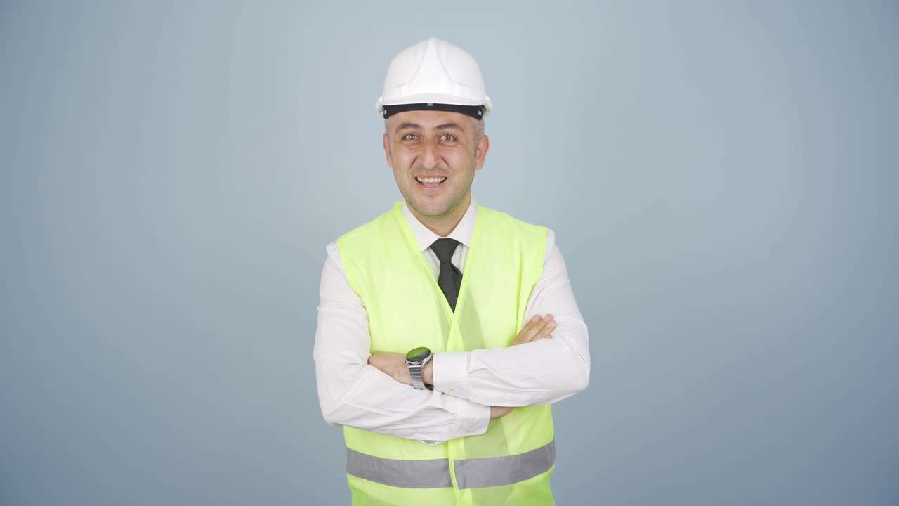 ingeniero haciendo una señal de confianza a la cámara.