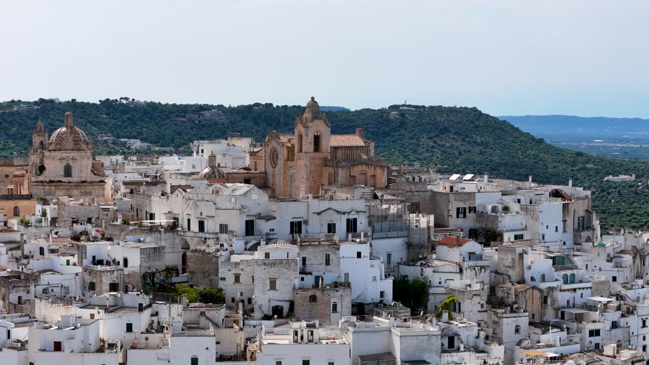 Vista aerea rotante sull'antica città di Ostuni, provincia di Brindisi, Puglia, Italia.