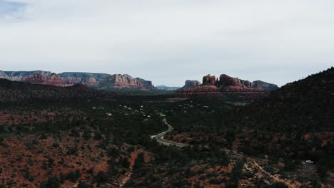 Toma-Aérea-Del-Vasto-Paisaje-Desértico-De-Arizona.