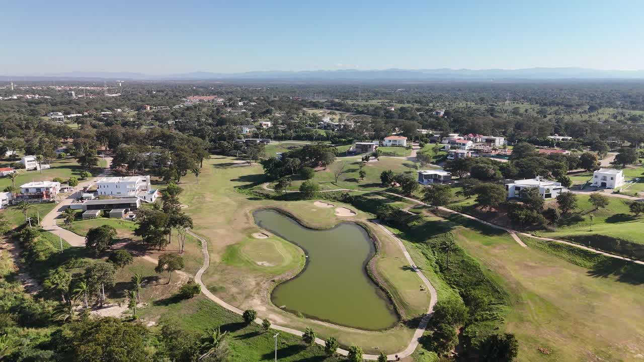 "경관적 피난처: 아름다운 계곡 집"