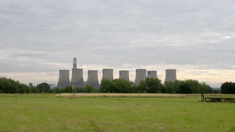 Kraftwerk-Auf-Dem-Orangefarbenen-Himmelshintergrund-Aus-Der-Ferne