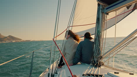 viento, vela y gente en un yate para vacaciones