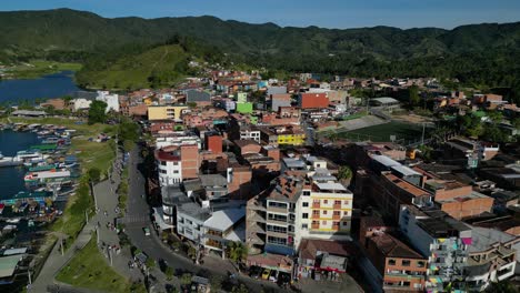 surrealista toma aérea sobre la pintoresca ciudad de guatape en colombia