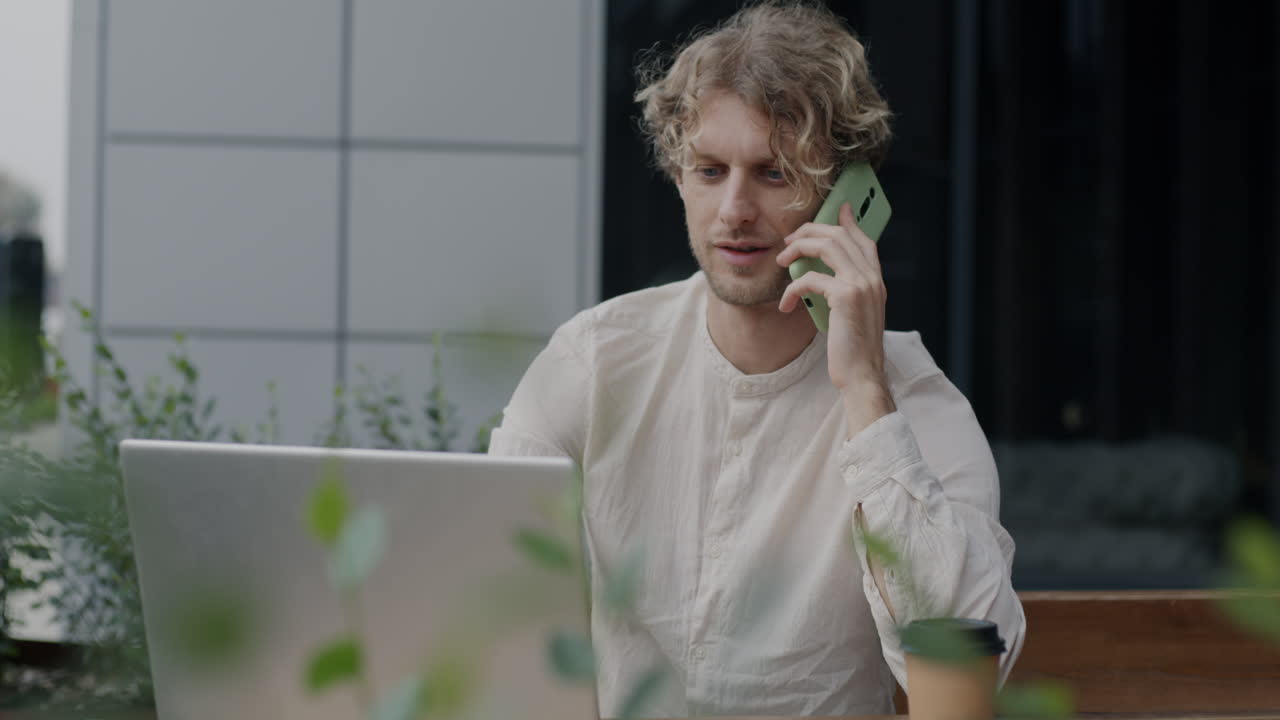 야외에서 일하는 사업가