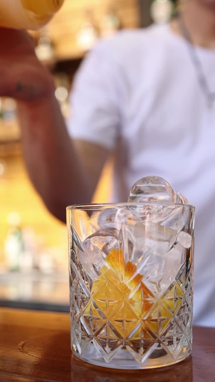 Barman che prepara un cocktail all'arancia.