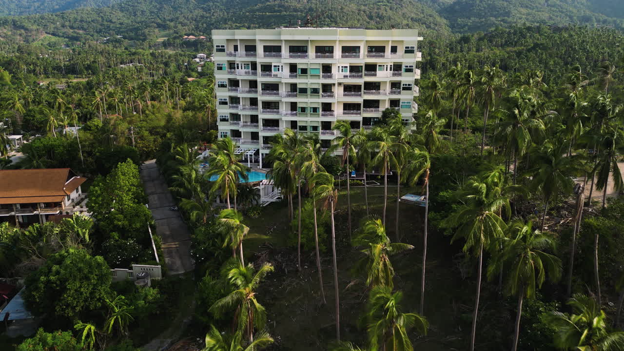 열대 낙원 에 있는 종려나무 들 사이 에 있는 거대한 리조트 호텔