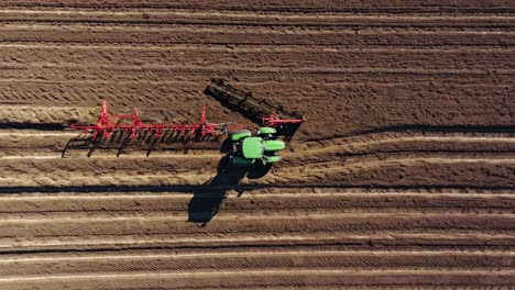 tractor que cultiva un campo