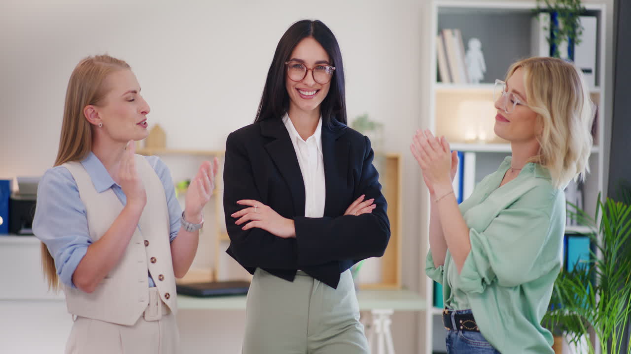 empleados aplauden empleado del mes