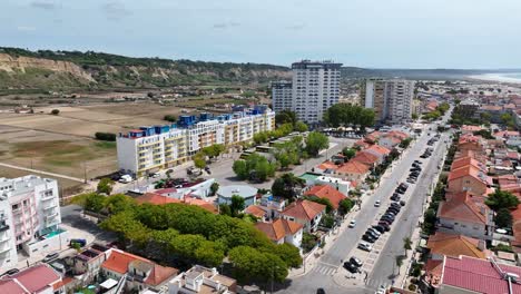 Toma-De-Drone-Desde-Costa-Da-Caparica,-Frente-A-Las-Torres-Y-Colinas-Del-Interior.