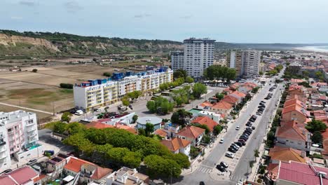 drone disparado desde costa da caparica, frente a las torres y colinas del interior