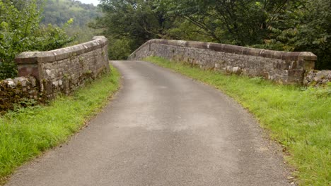 Carretera-Que-Pasa-Por-El-Antiguo-Puente-De-Piedra-De-Puerro-Cerca-De-Wetton-Mill