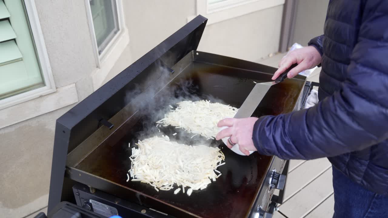 해시 브라운 오믈렛을 만들기 위해 평평한 상단 철판에 고추와 양파를 볶습니다.