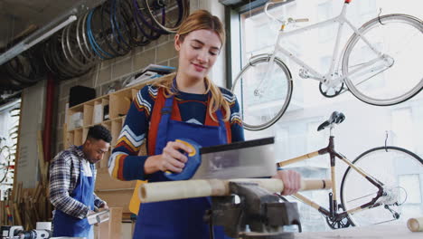 Aprendiz-Femenina-En-Taller-De-Carpintería-Para-La-Construcción-De-Bicicletas-Aserrado-De-Madera