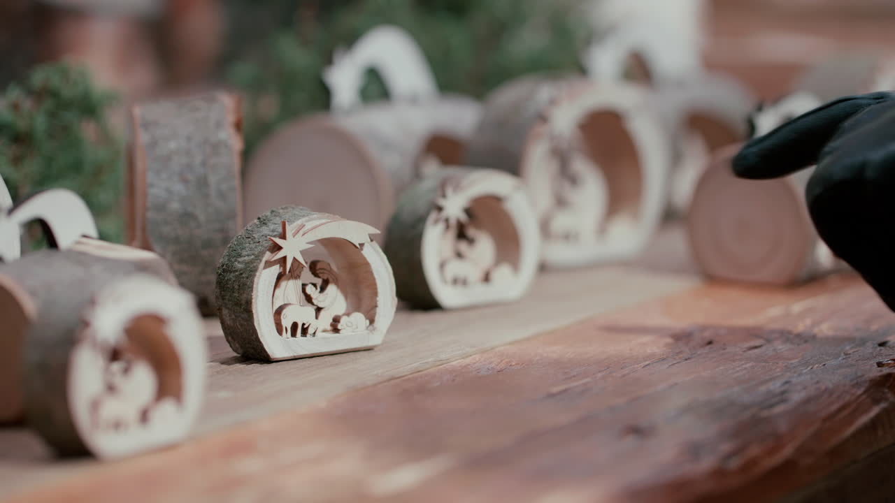 검은색 가죽 장갑을 입은 여성의 클로즈업은 느린 동작으로 시장에서 크리스마스 장식에 손가락을 가리키고 있습니다.