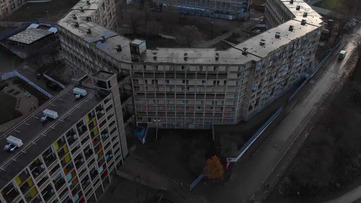 Imagem de drone sobre a cidade de Sheffield, com panorâmica sobre os apartamentos abandonados de Park Hill e mais.