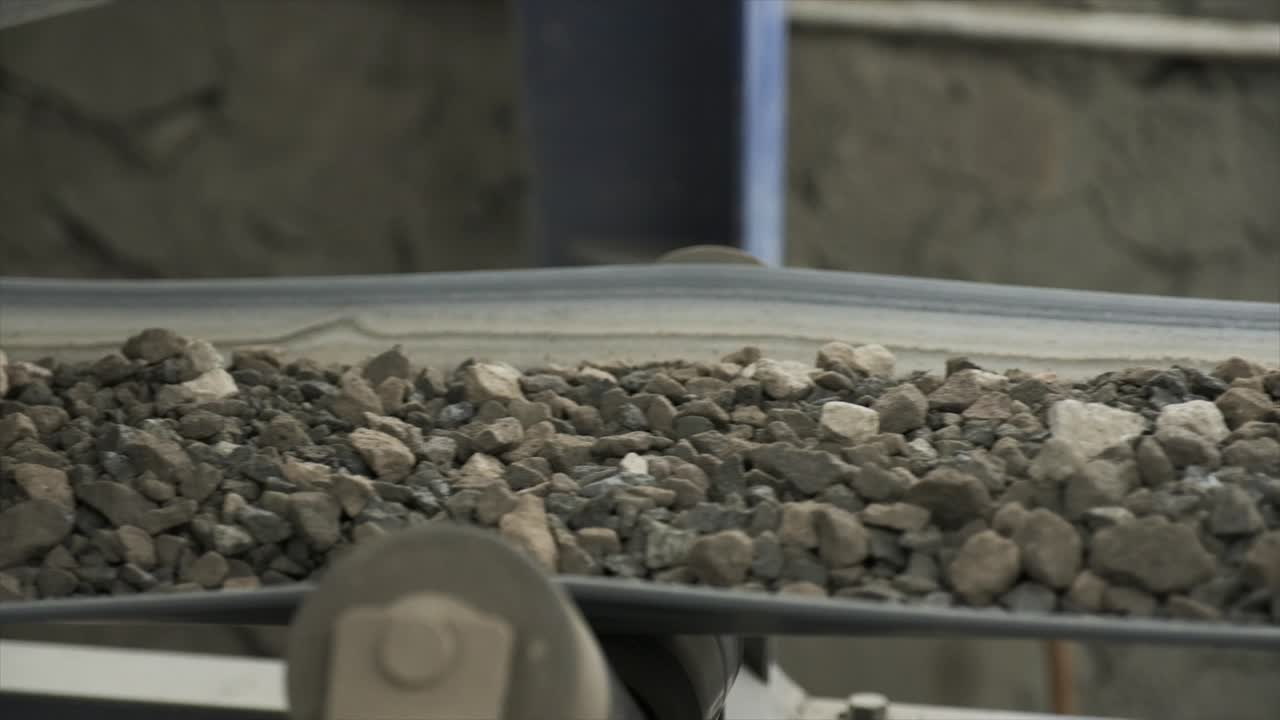 벨트 컨베이어, 냉장 엘리베이터 및  ⁇ 퍼는 냉장고에서 냉장고를 공급합니다.