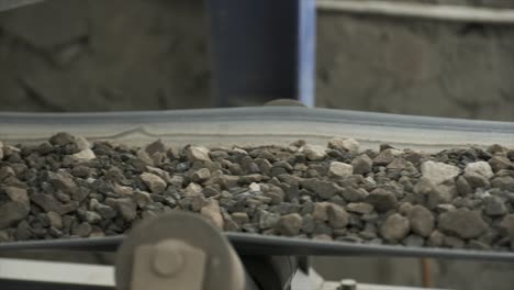 belt conveyor, cold elevator and hopper to supply cold aggregate from cold bin