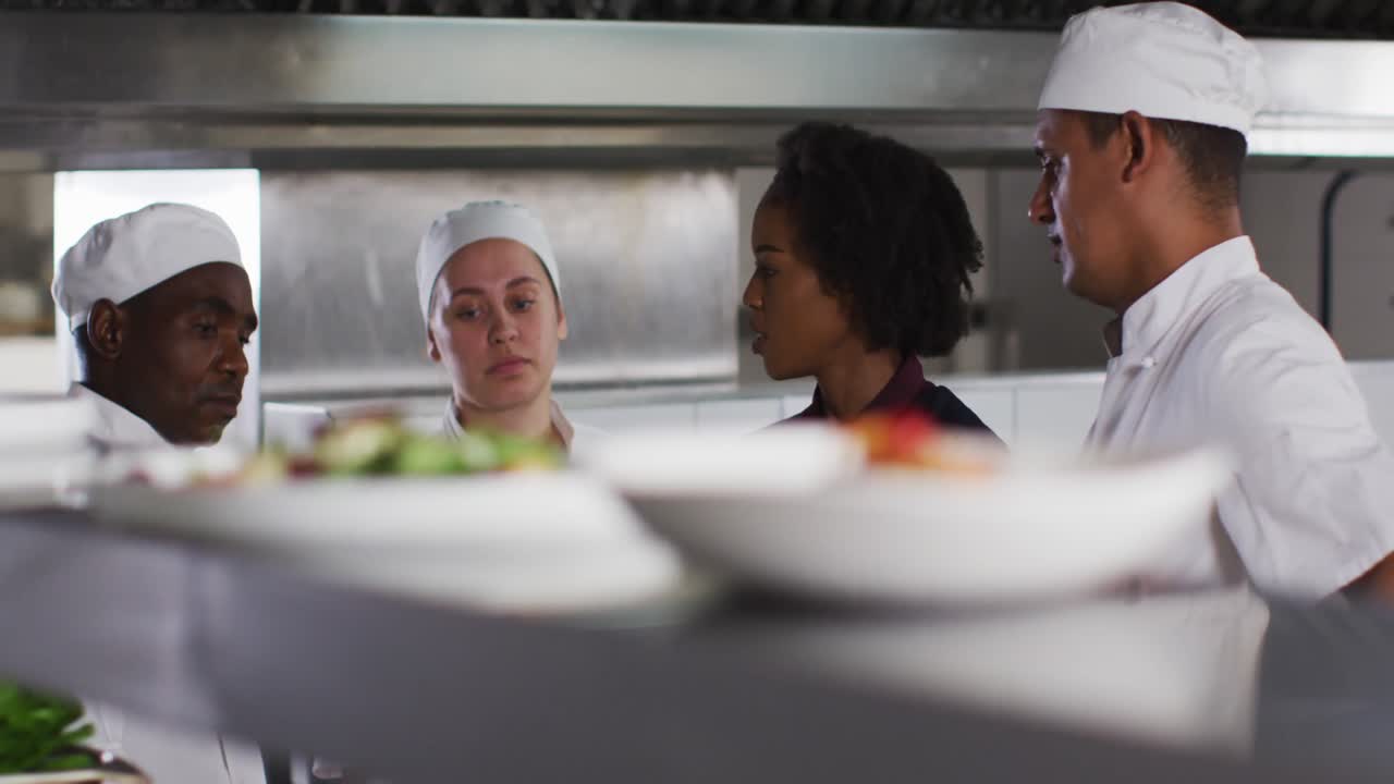 gerente afroamericana hablando con un grupo diverso de chefs