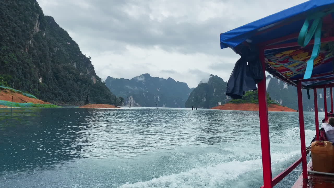 태국 남부의 khao sok 국립 공원 자연 보호 구역에서 페리 보트를 타고 항해합니다.