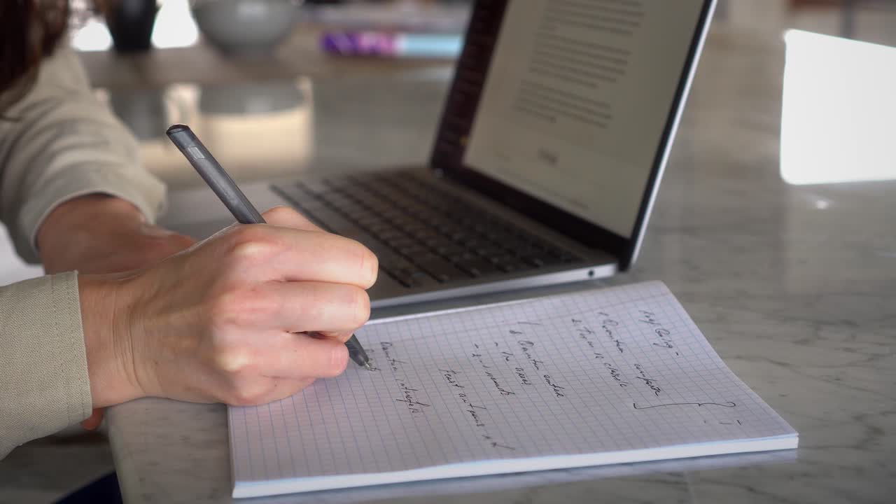 estudiante que usa un chatbot en su computadora portátil para hacer la tarea para la universidad