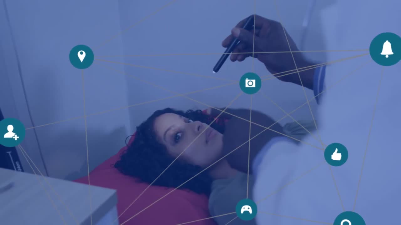 animación de una red de conexiones con iconos sobre un médico afroamericano y una paciente