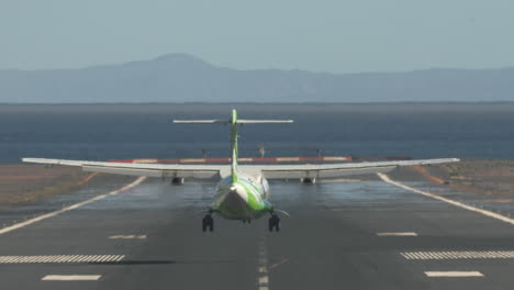 llegada del avión de pasajeros aterrizando en la pista junto al mar