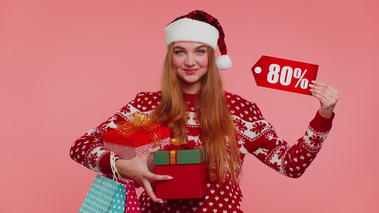 mujer en suéter de navidad mostrando caja de regalos y 80 por ciento de descuento inscripciones banner nota de texto