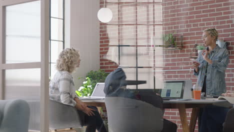 gente de negocios creativa conociendo a un líder de equipo afroamericano mujer discutiendo la estrategia del proyecto de inicio compartiendo ideas de desarrollo disfrutando del trabajo en equipo comunicación en una oficina moderna de moda