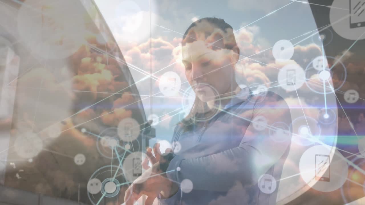 스마트워치를 사용하는 백인 여성 위의 밀집된 구름과 선으로 연결된 아이콘의 애니메이션