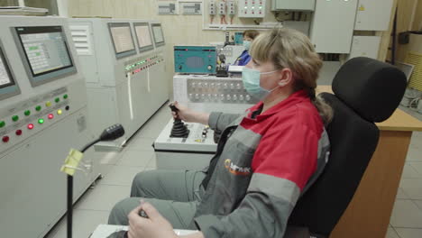 operador de la sala de control industrial