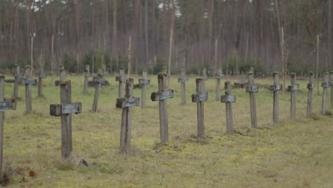 panorámica sobre filas de antiguas lápidas en el cementerio abandonado